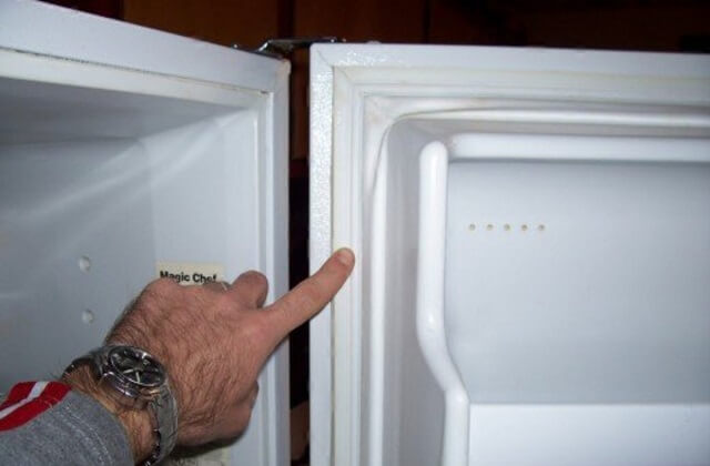 повреждение уплотнителя в холодильнике