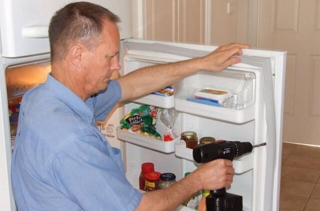 демонтаж резинки с дверцы холодильника