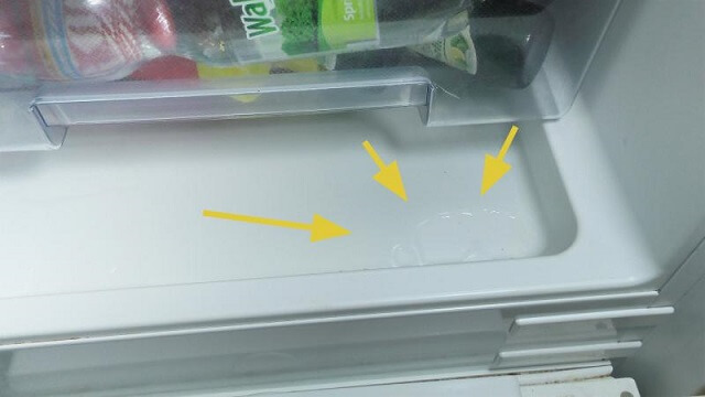 вода под ящиками холодильной камеры