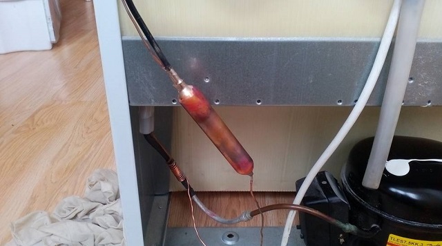 Засорилась капиллярная трубка компрессора холодильника